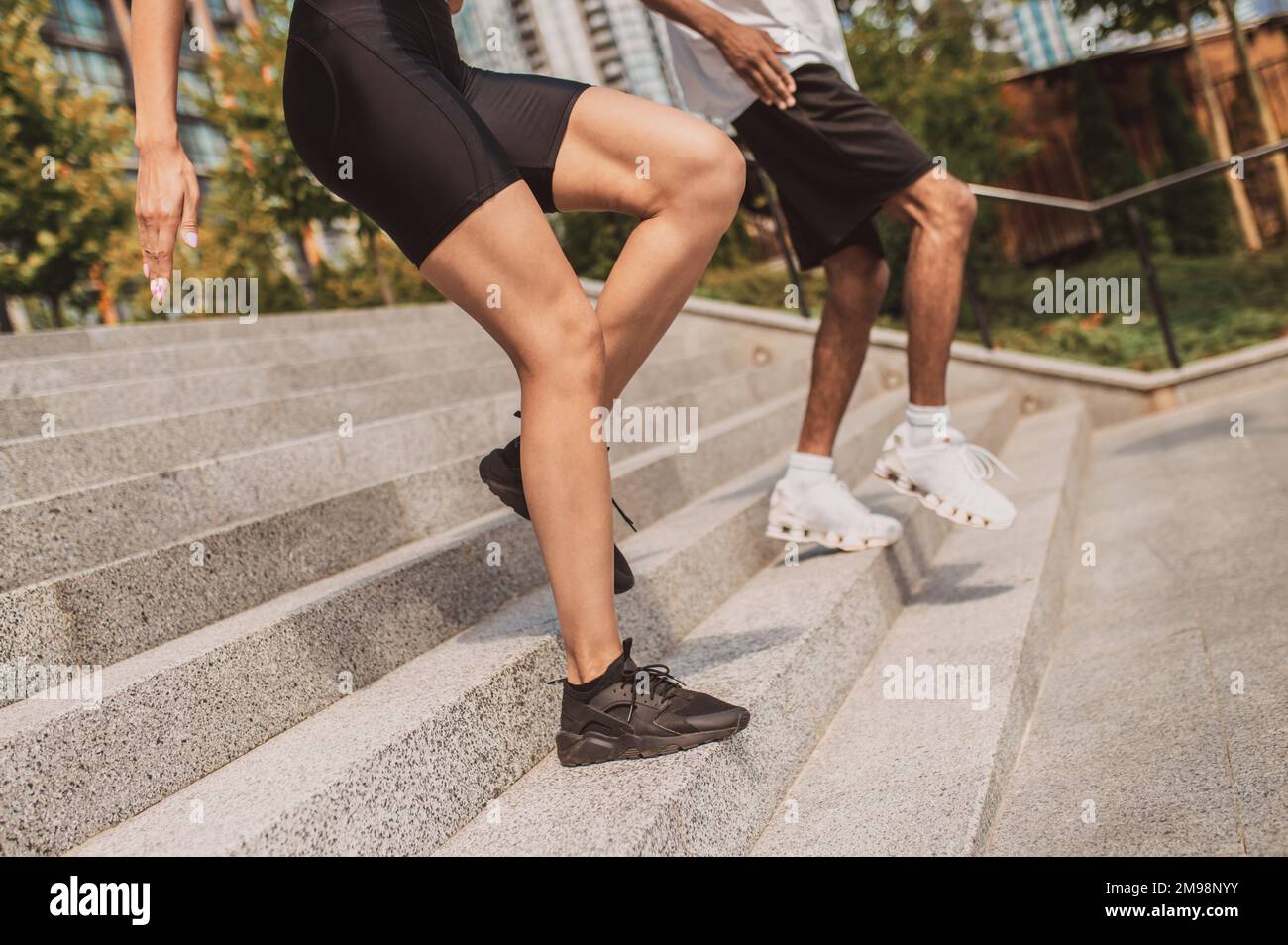 Sportler, die auf den Stufen eine Balance trainieren Stockfoto