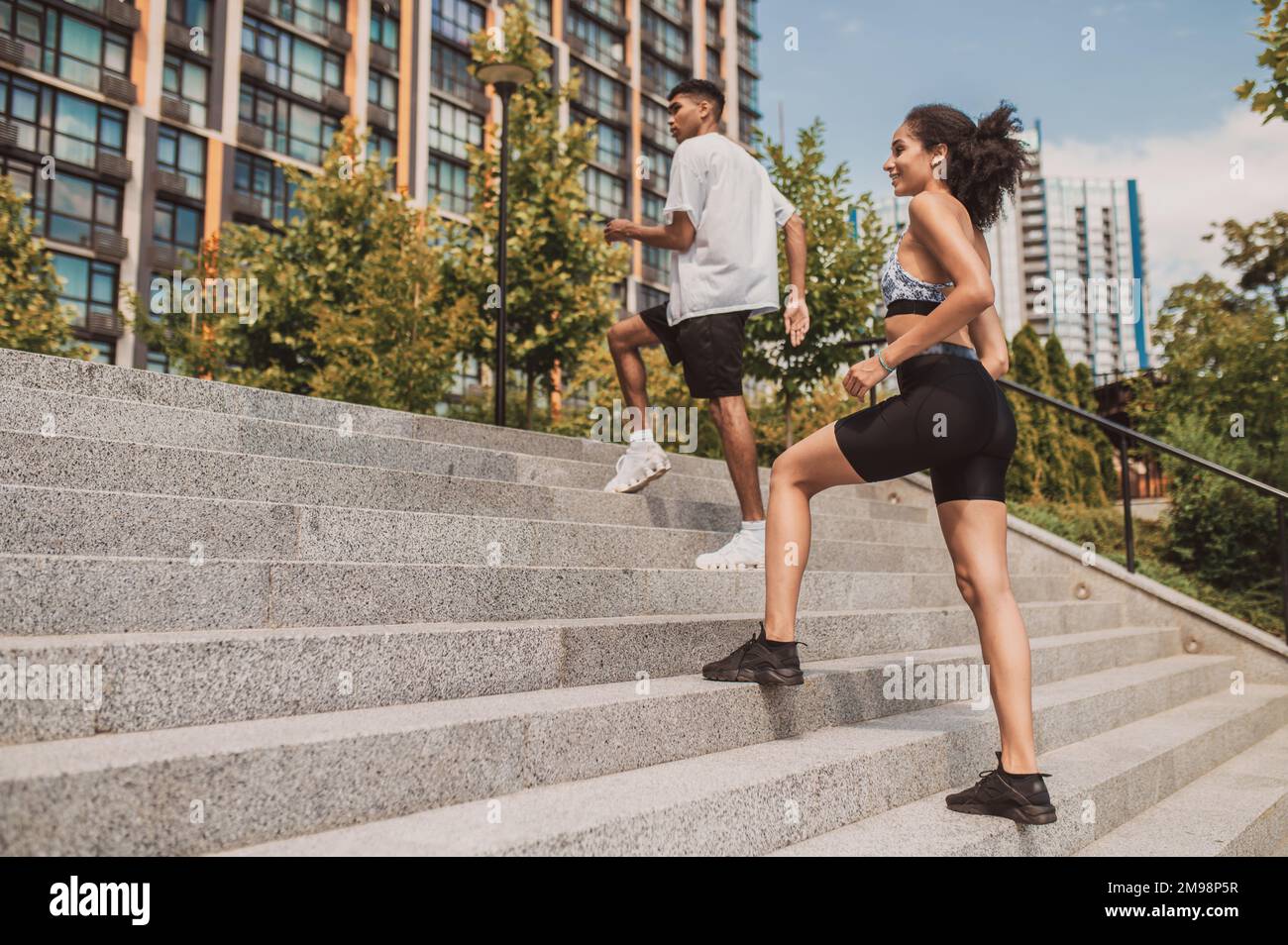 Zwei junge Athleten, die im Freien Treppen trainieren Stockfoto