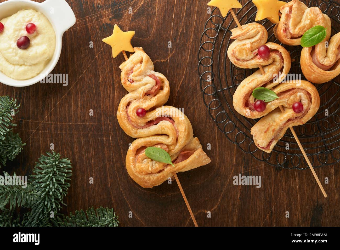 Vorspeise zu Weihnachten oder Neujahr. Weihnachtlich baumförmige ...