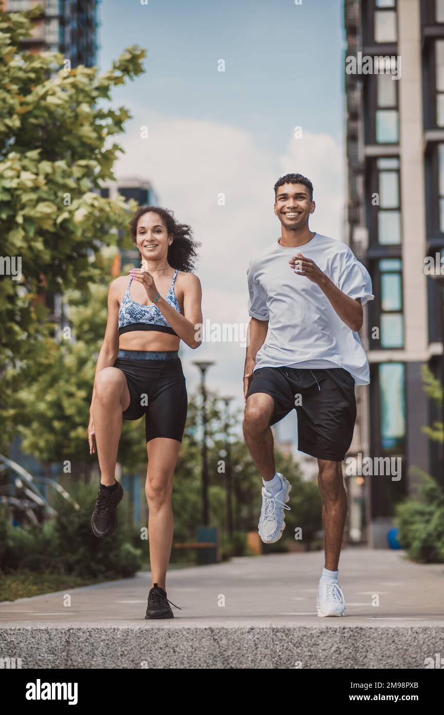 Eine sportliche Frau und ein Mann, die ihr Outdoor-Workout genießen Stockfoto