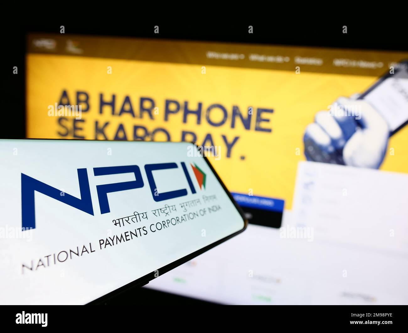 Smartphone mit Logo der National Payments Corporation of India (NPCI) auf dem Bildschirm vor der Website. Fokus auf die Mitte links des Telefondisplays. Stockfoto