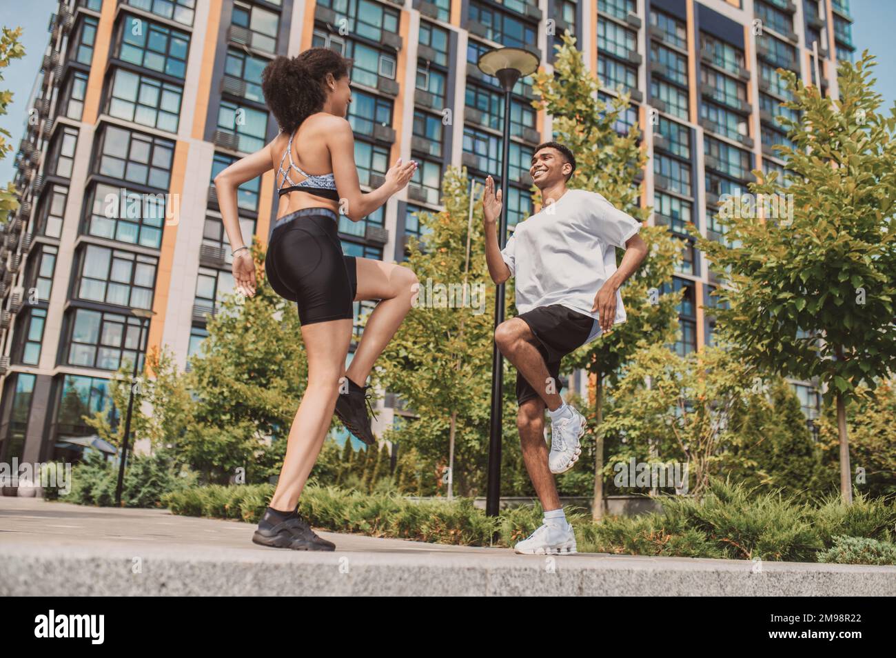 Junger Mann, der draußen mit seinem Fitnesspartner trainiert Stockfoto