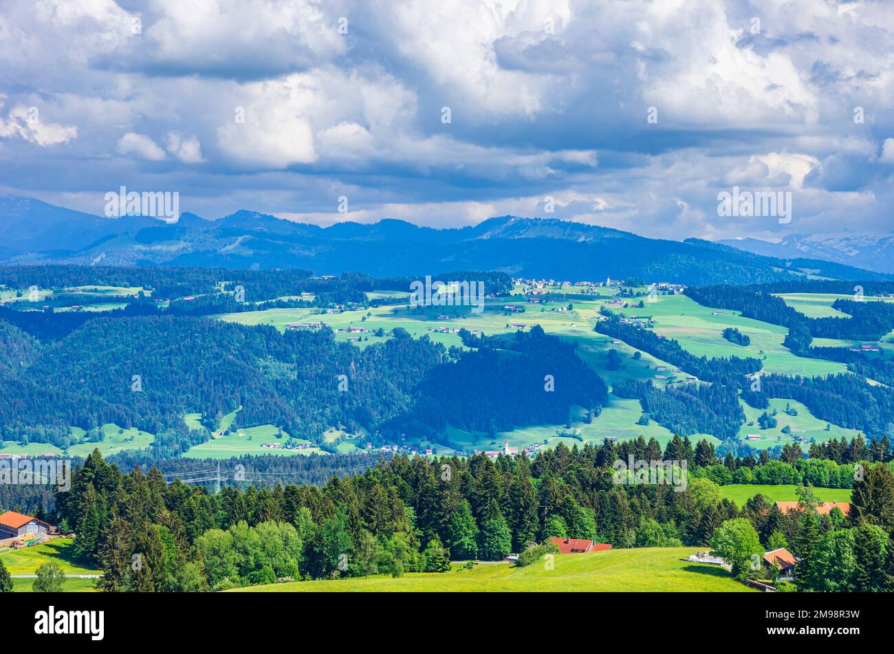 Malerische Landschaft und ländliches Gebiet im westlichen Allgaeu um die Gemeinde Scheidegg bei Lindau, Bayern, Deutschland. Stockfoto