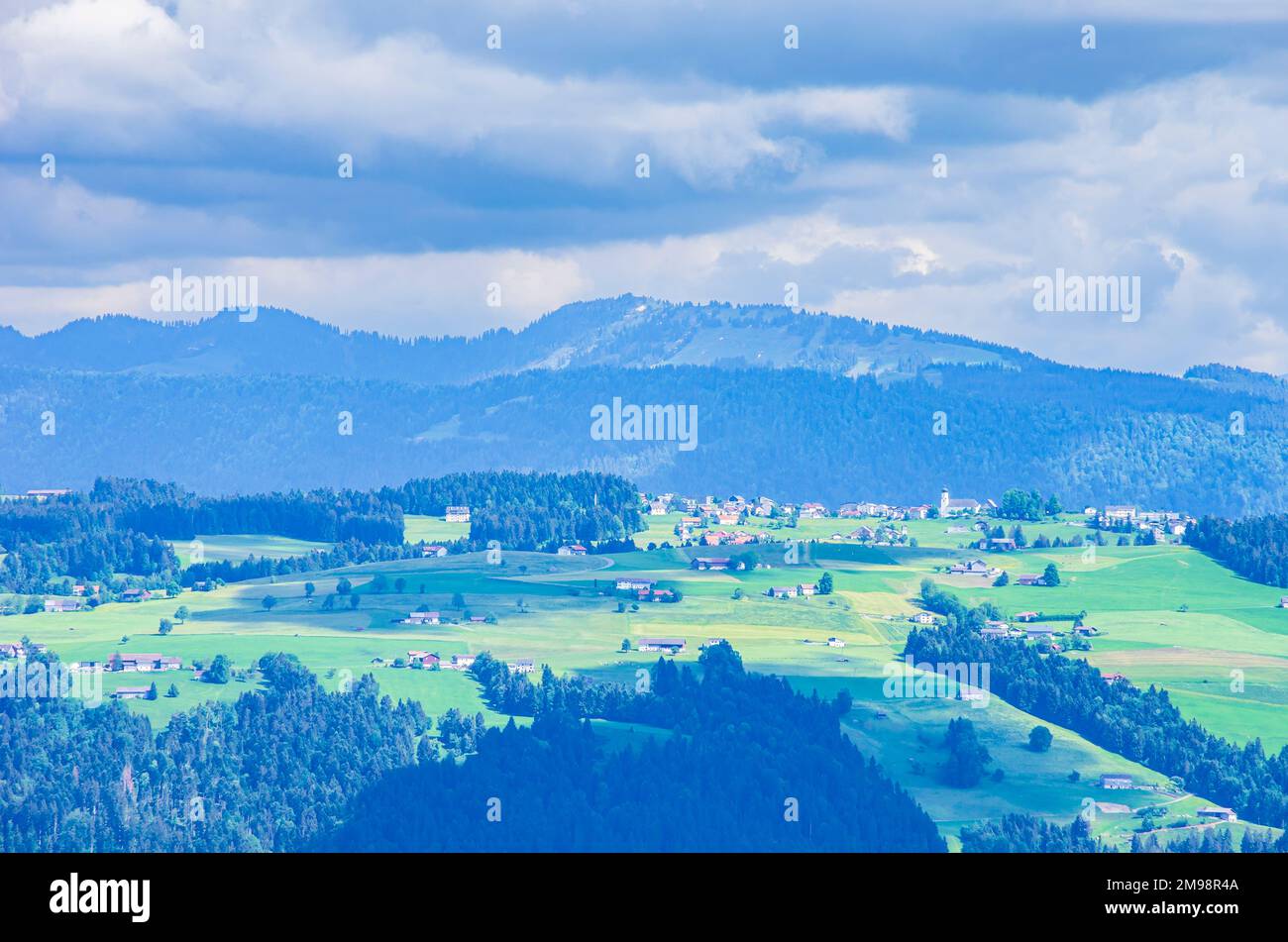 Malerische Landschaft und ländliches Gebiet im westlichen Allgaeu um die Gemeinde Scheidegg bei Lindau, Bayern, Deutschland. Stockfoto