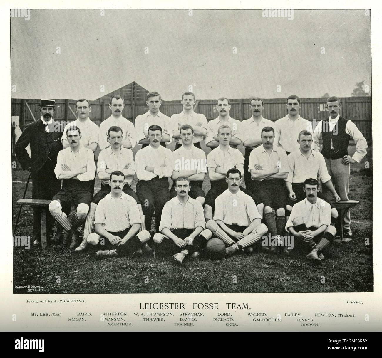 Leicester Fosse Leicester City FC Team: Lee, Baird, Atherton, Thompson, Strachan, Lord, Walker, Bailey, Newton, Hogan, Manson, Thraves, Davies, Pickard, Gallocher, Henrys, McArthur, Trainer, Skea, Brown. Stockfoto Leicester Fosse Leicester City FC Team: Lee, Baird, Atherton, Thompson, Strachan, Lord, Walker, Bailey, Newton, Hogan, Manson, Thraves, Davies, Pickard, Gallocher, Henrys, McArthur, Trainer, Skea, Brown. Stockfoto