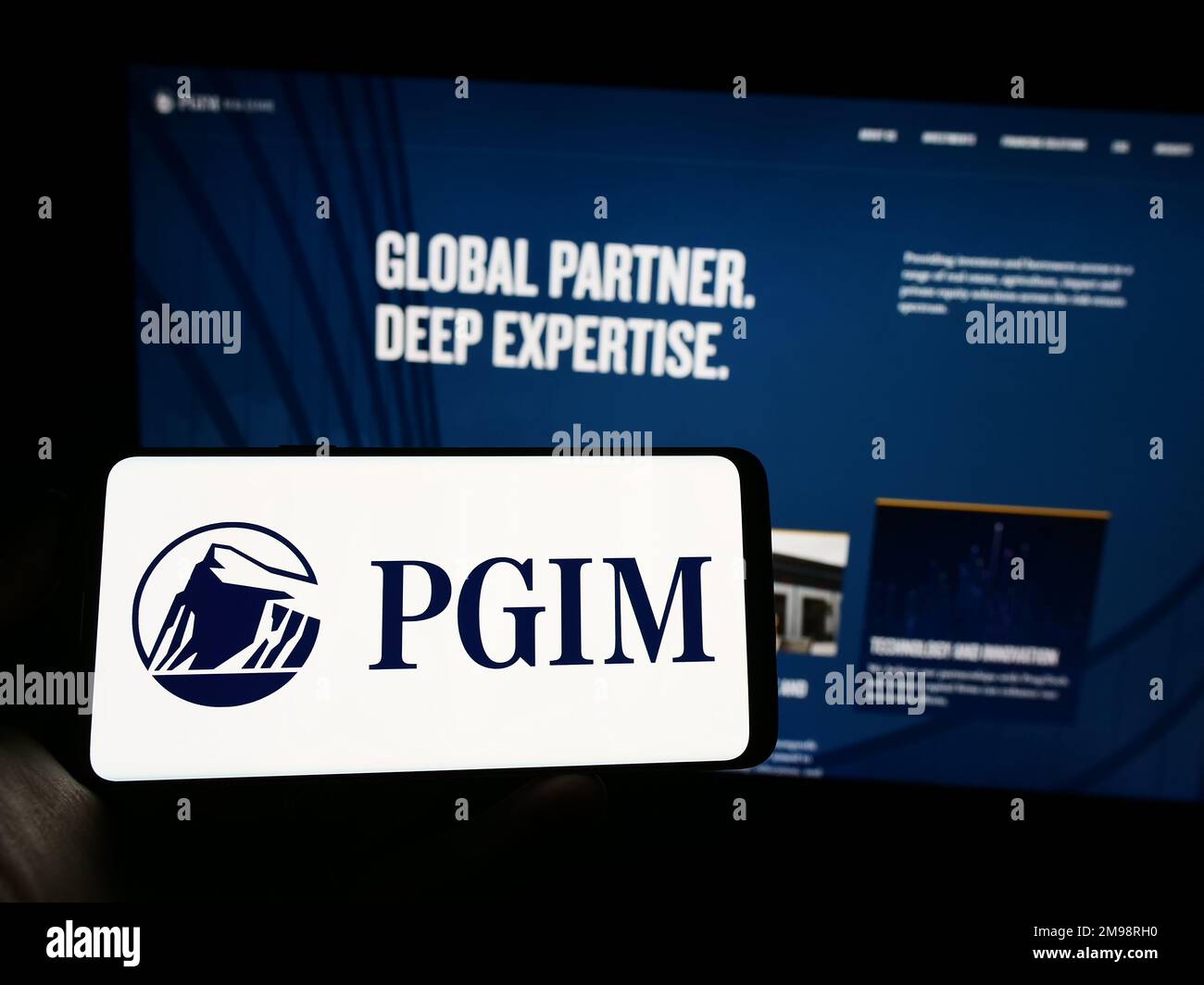 Person, die ein Smartphone mit dem Logo der US-amerikanischen Vermögensverwaltungsgesellschaft PGIM Inc. Auf dem Bildschirm vor der Website hält. Konzentrieren Sie sich auf das Display des Telefons. Stockfoto