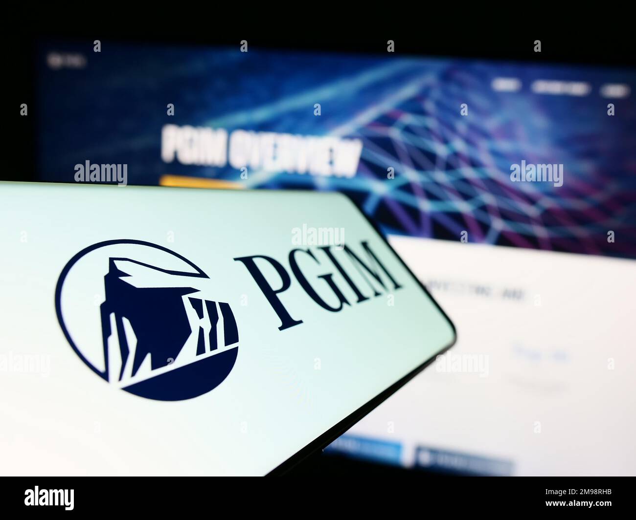 Smartphone mit Logo der amerikanischen Vermögensverwaltungsgesellschaft PGIM Inc. Auf dem Bildschirm vor der Business-Website. Fokus auf der linken Seite des Telefondisplays. Stockfoto