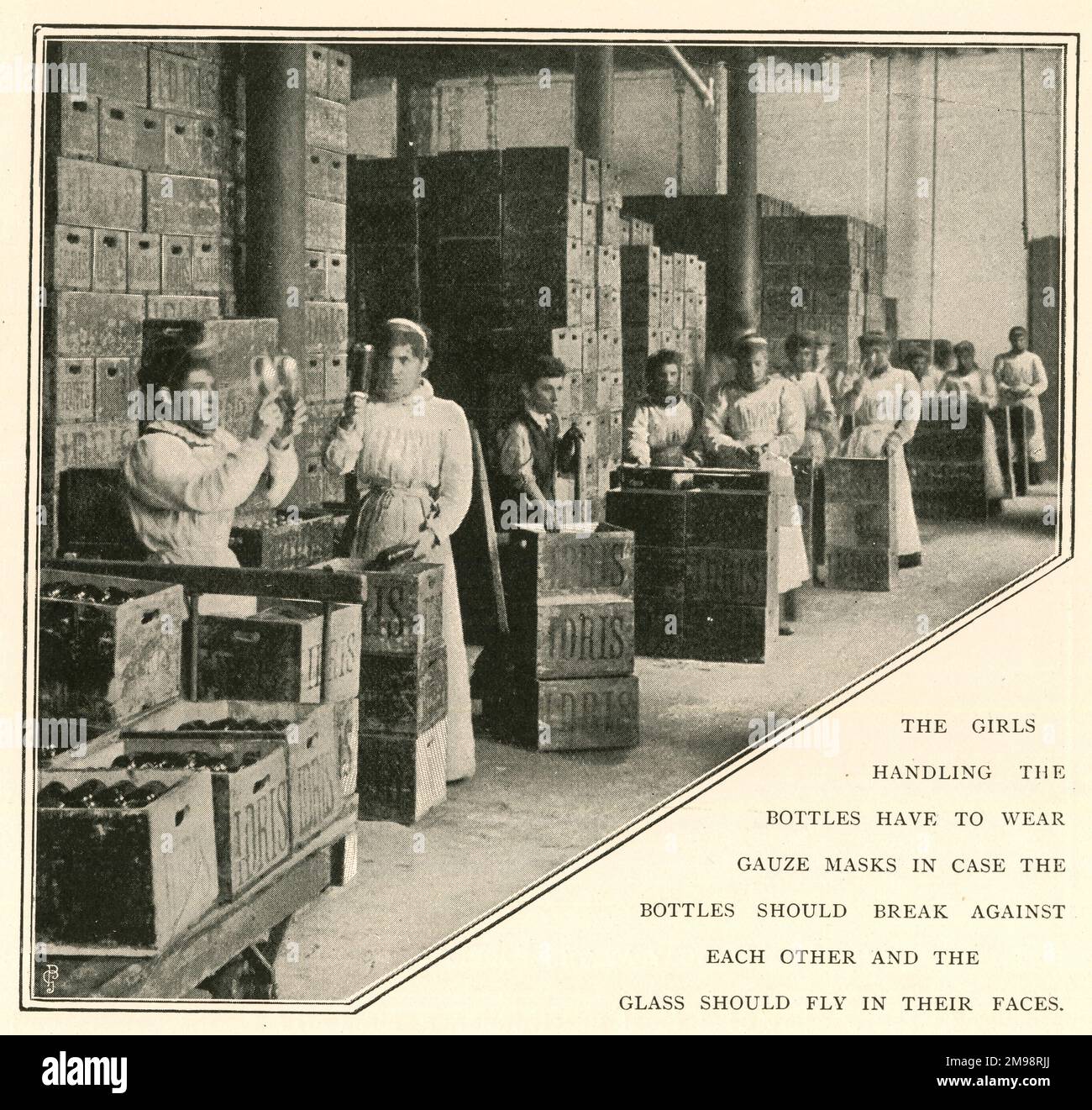 Frauen, die mit Idris Flaschen umgehen und Mullmasken tragen, um ihre Gesichter im Falle eines Bruchs zu schützen. Stockfoto