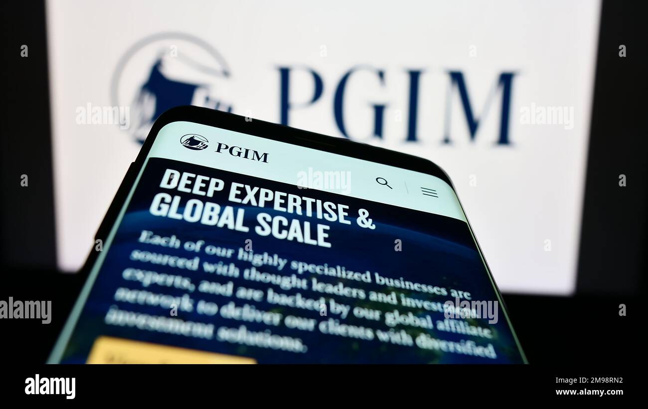 Mobiltelefon mit Webseite der US-amerikanischen Vermögensverwaltungsgesellschaft PGIM Inc. Auf dem Bildschirm vor dem Unternehmenslogo. Fokus auf oberer linker Seite des Telefondisplays. Stockfoto