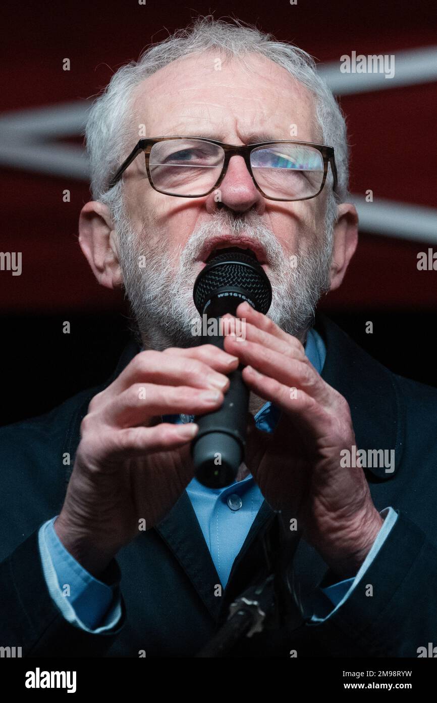 London, Großbritannien. 16. Januar 2023. Jeremy Corbyn, Mitglied des Parlaments von Islington North, spricht vor Gewerkschaftsmitgliedern, die gegen die Downing Street gegen den Streiks (Minimum Service Levels) Bill der britischen Regierung protestieren. Der Notfallprotest wurde von mehreren verschiedenen Gewerkschaften organisiert, die mit der zweiten Lesung des Gesetzentwurfs im Parlament zusammenfielen, der ihr Recht auf Streik und Zurückhaltung der arbeit einschränken würde, indem dem Geschäftssekretär die Befugnis übertragen würde, Mindestdienstleistungsniveaus in den Bereichen Verkehr, Gesundheit, Brandschutz, Bildung, Nukleare Sicherheit und Grenzsicherung. Kredit: Mark Kerrison/Alamy L. Stockfoto