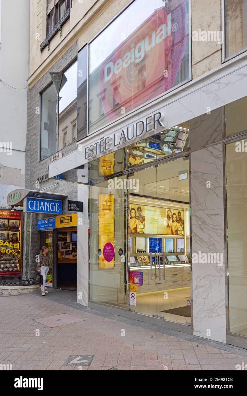 Budapest, Ungarn - 31. Juli 2022: Beauty and Make-up Estee Lauder Cosmetics Shop in der Vaci Street in der Hauptstadt. Stockfoto