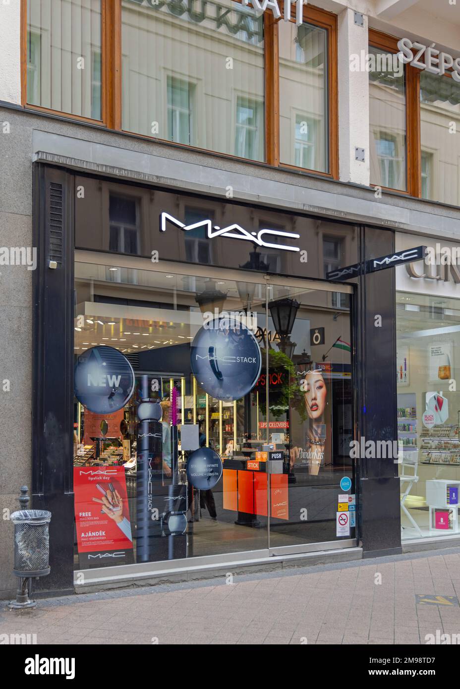 Budapest, Ungarn - 31. Juli 2022: Beauty and Make-up Mac Cosmetics Store in der Vaci Street in der Hauptstadt. Stockfoto