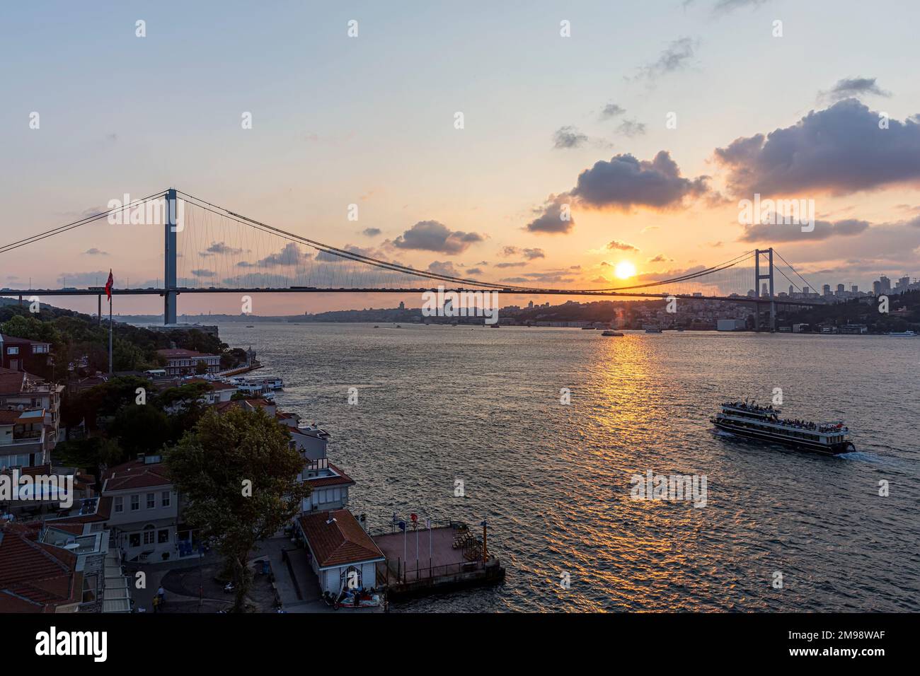 Istanbul Bosporus-Brücke bei Sonnenuntergang. 15. Juli Martyrs Bridge. Blick auf den Sonnenuntergang von Beylerbeyi. Istanbul, Türkei Long Exposure. Stockfoto