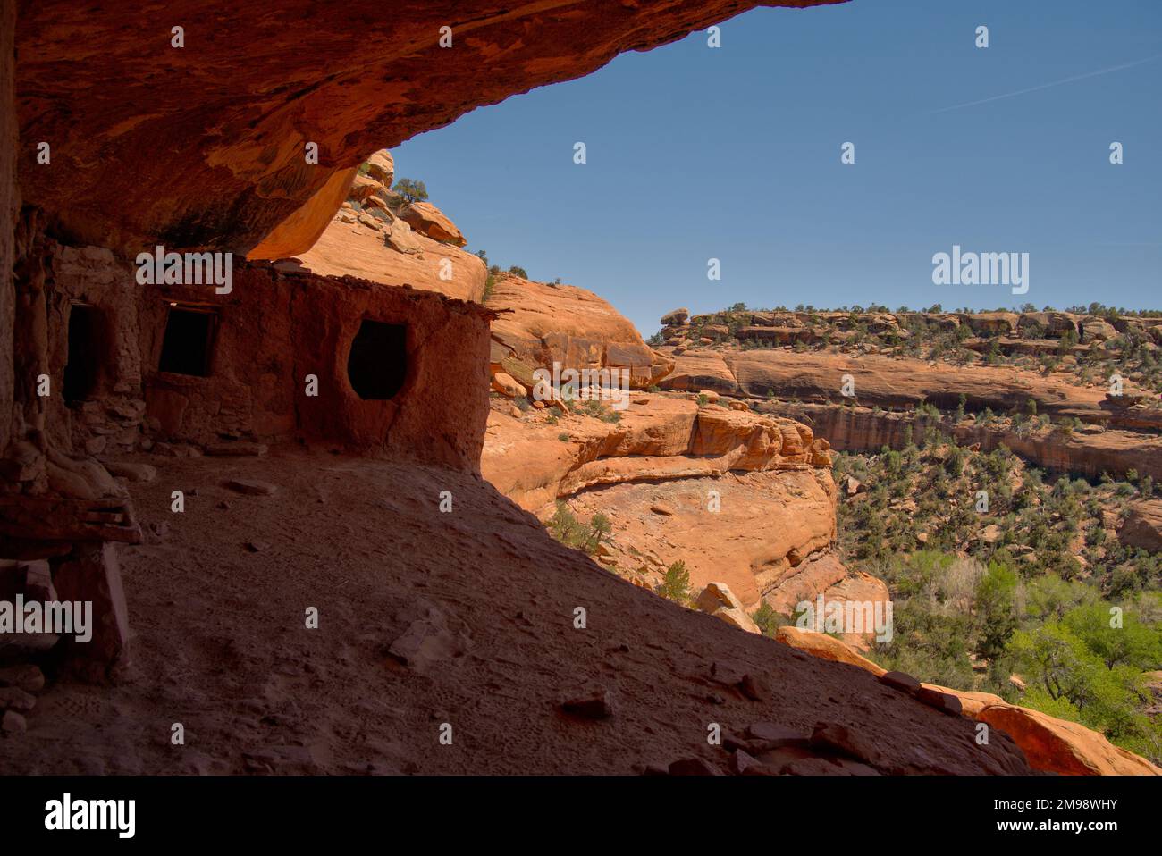 Ein kleines Bauwerk auf einer Nische in der Nähe der Moon House Ruin im Bears Ears National Monument Stockfoto