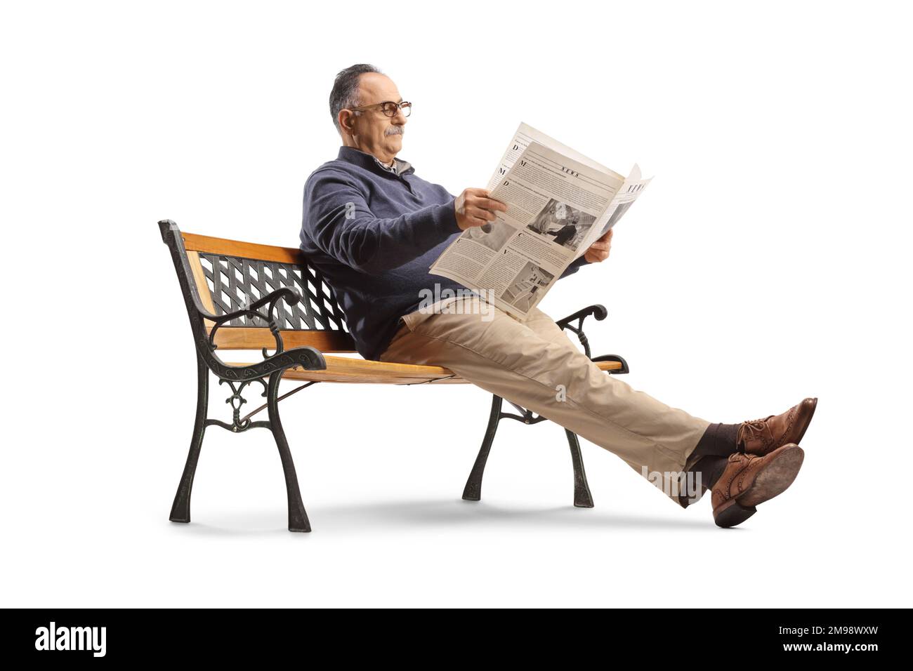 Reifer Mann, der auf einer Bank sitzt und eine Zeitung liest, isoliert auf weißem Hintergrund Stockfoto