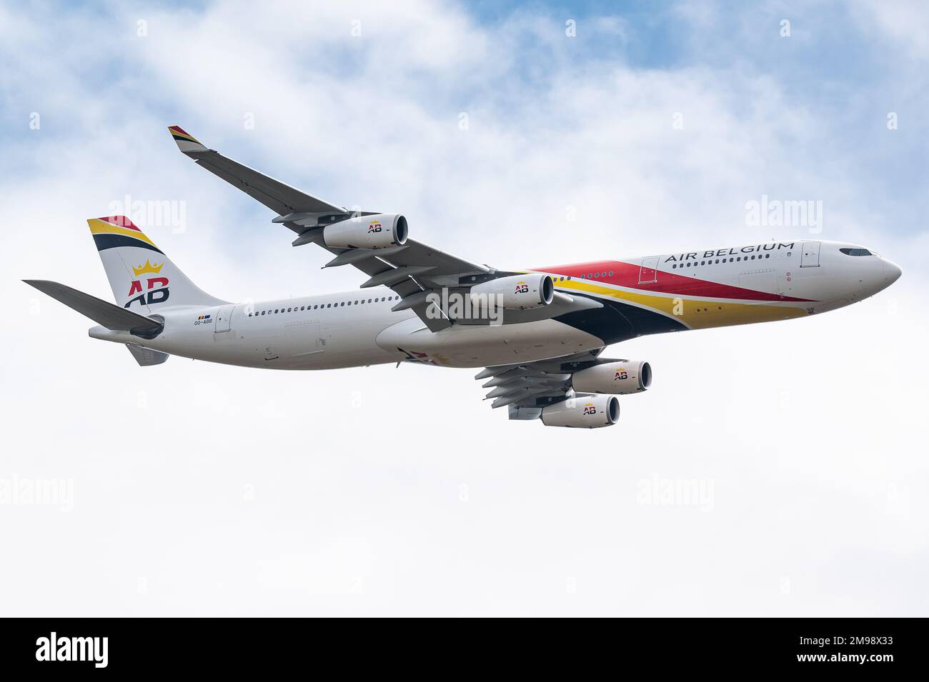 Ein Passagierflugzeug des Typs Airbus A340 der belgischen Fluggesellschaft Air Belgium. Stockfoto
