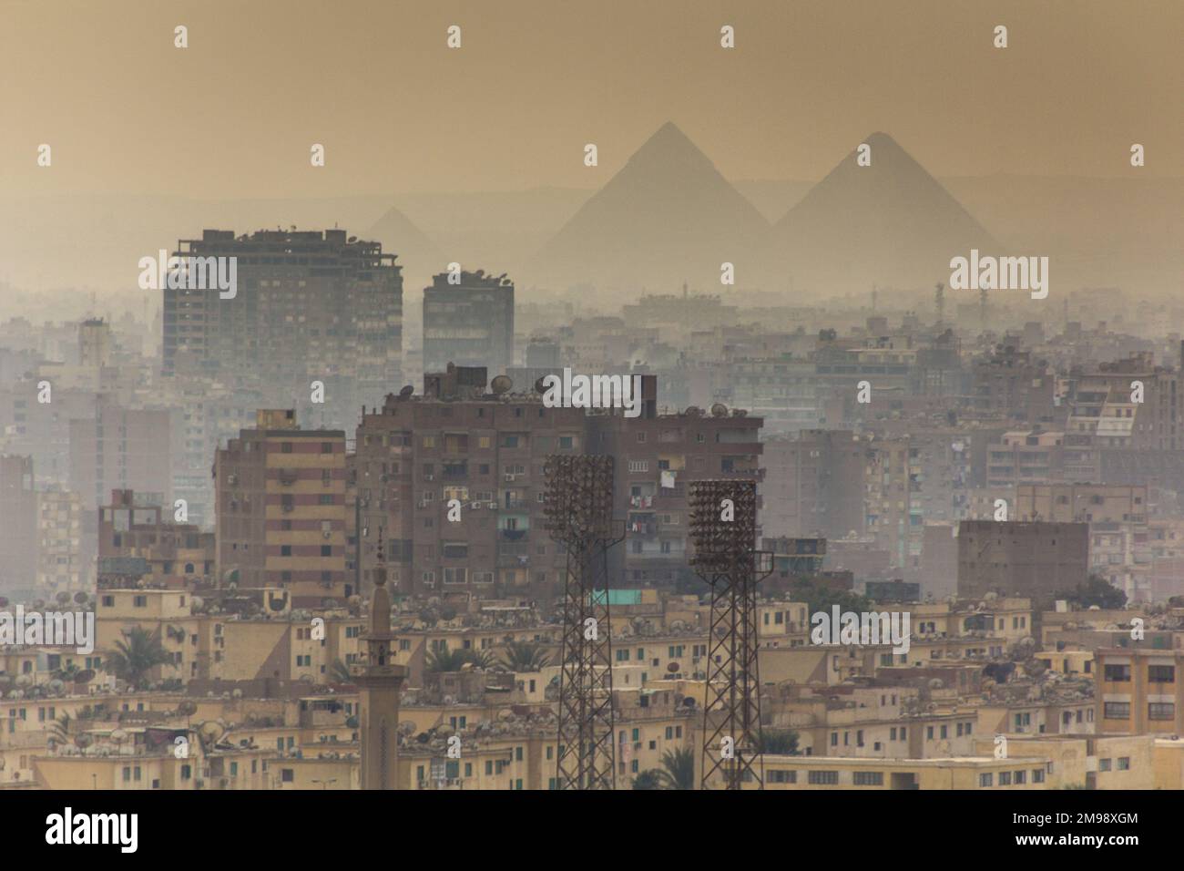 Blick auf die nebelige Skyline von Kairo mit Pyramiden im Hintergrund, Ägypten Stockfoto