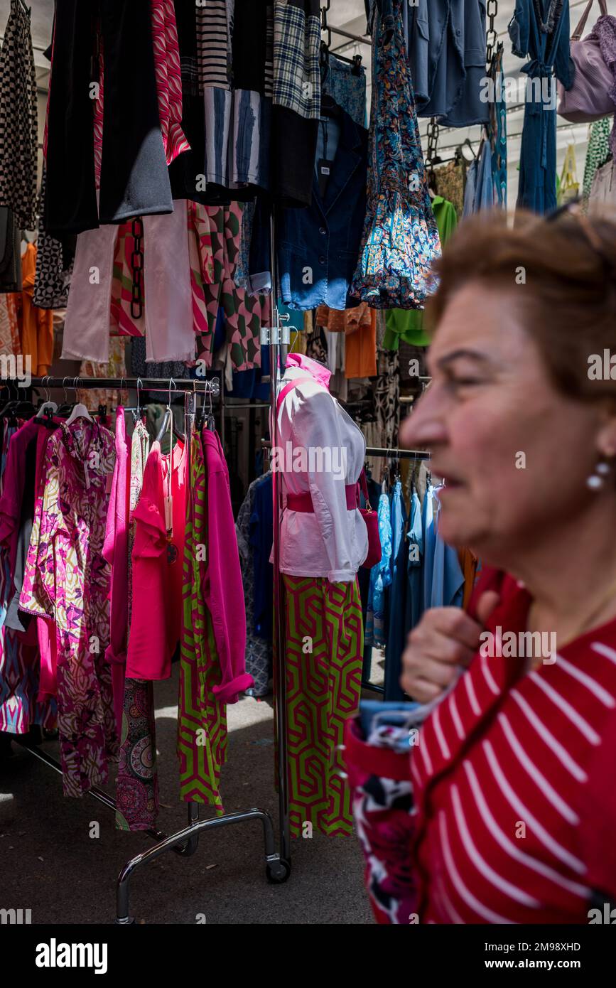 Siena, Italien - 12. April 2022: Siena-Markt in La Lizza, ein wöchentlicher Markt im Freien mit Verkaufsständen von Verkäufern, die Kleidung, Schuhe, Taschen, Househo verkaufen Stockfoto