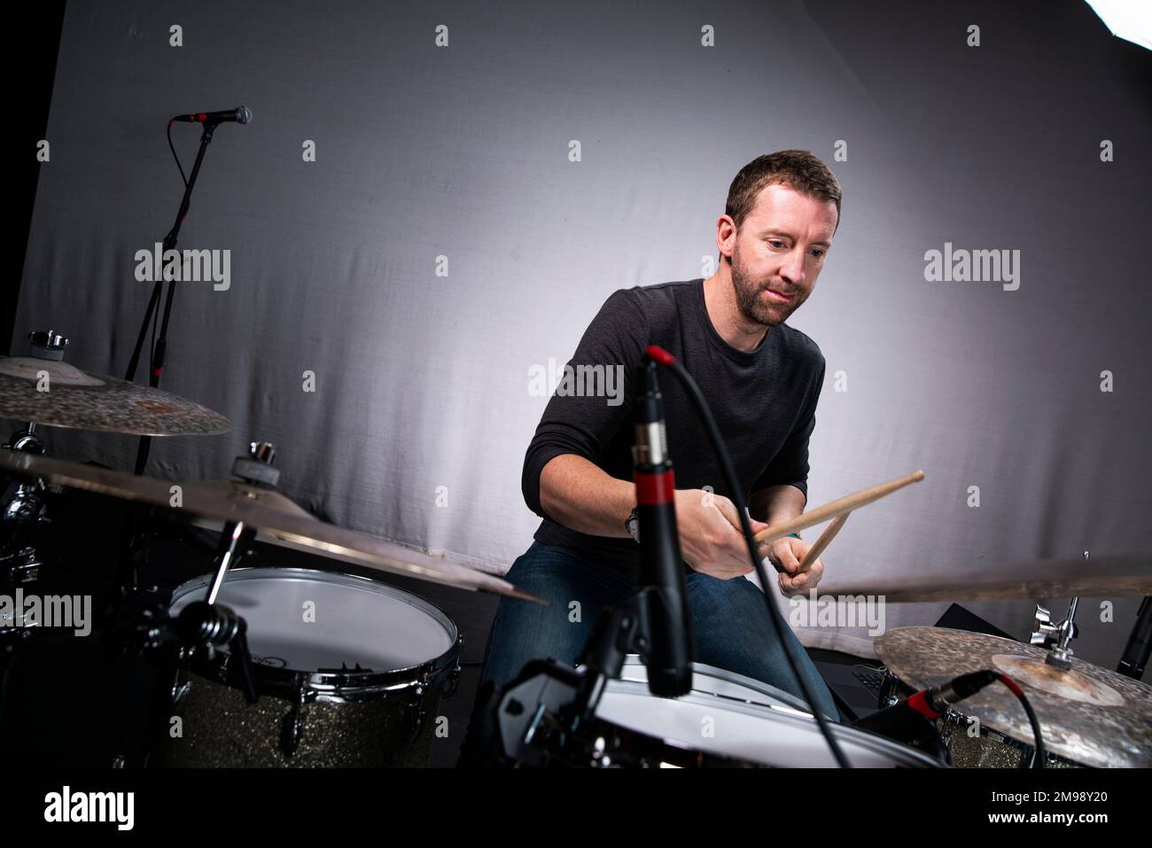 Schlagzeuger Mike Johnston fotografierte im Ei, Bath. Stockfoto