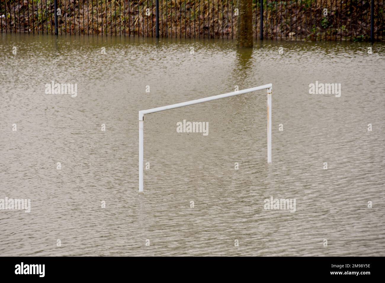 Weiße Torpfosten auf einem Fußballfeld unter Wasser aufgrund von Überschwemmungen. Keine Menschen. Stockfoto