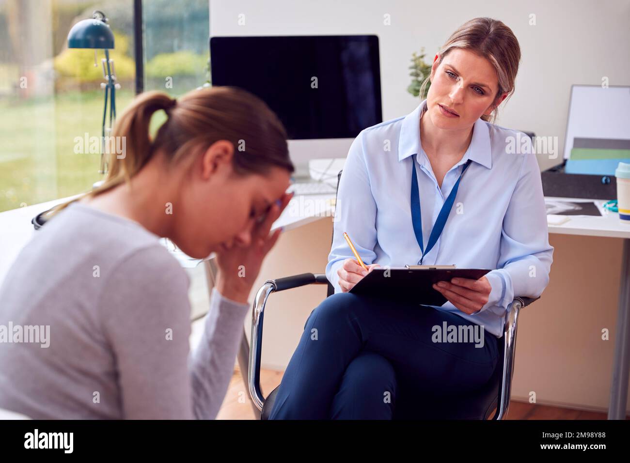 Arzt oder Hausarzt in Büro Meeting Teenage weibliche Patientin mit psychischen Problemen für Termin Stockfoto