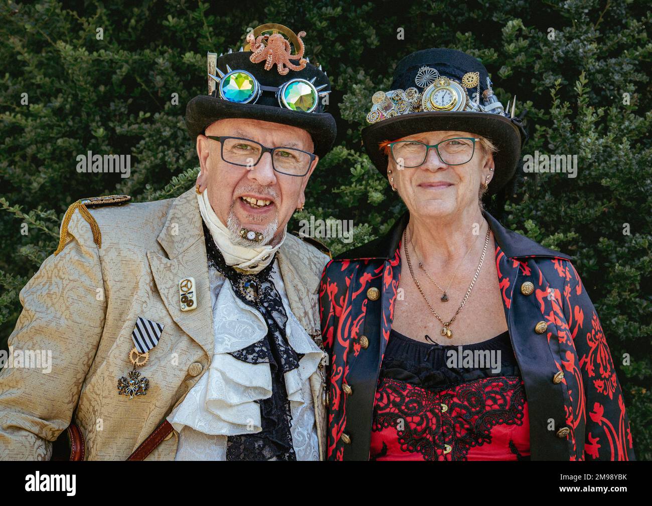 Porträt eines älteren Steampunk-Paares. Glücklich, lächelnd und ihr Hobby zu genießen. Stockfoto