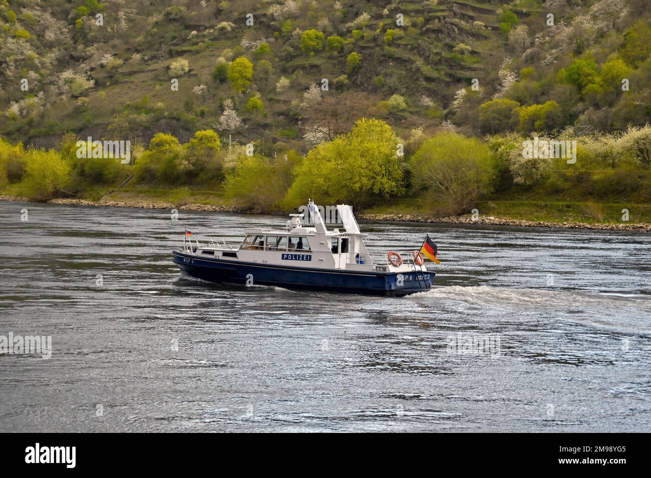 Mannheim, Deutschland - April 2022: Polizeipatrouillenboot auf dem Rhein Stockfoto