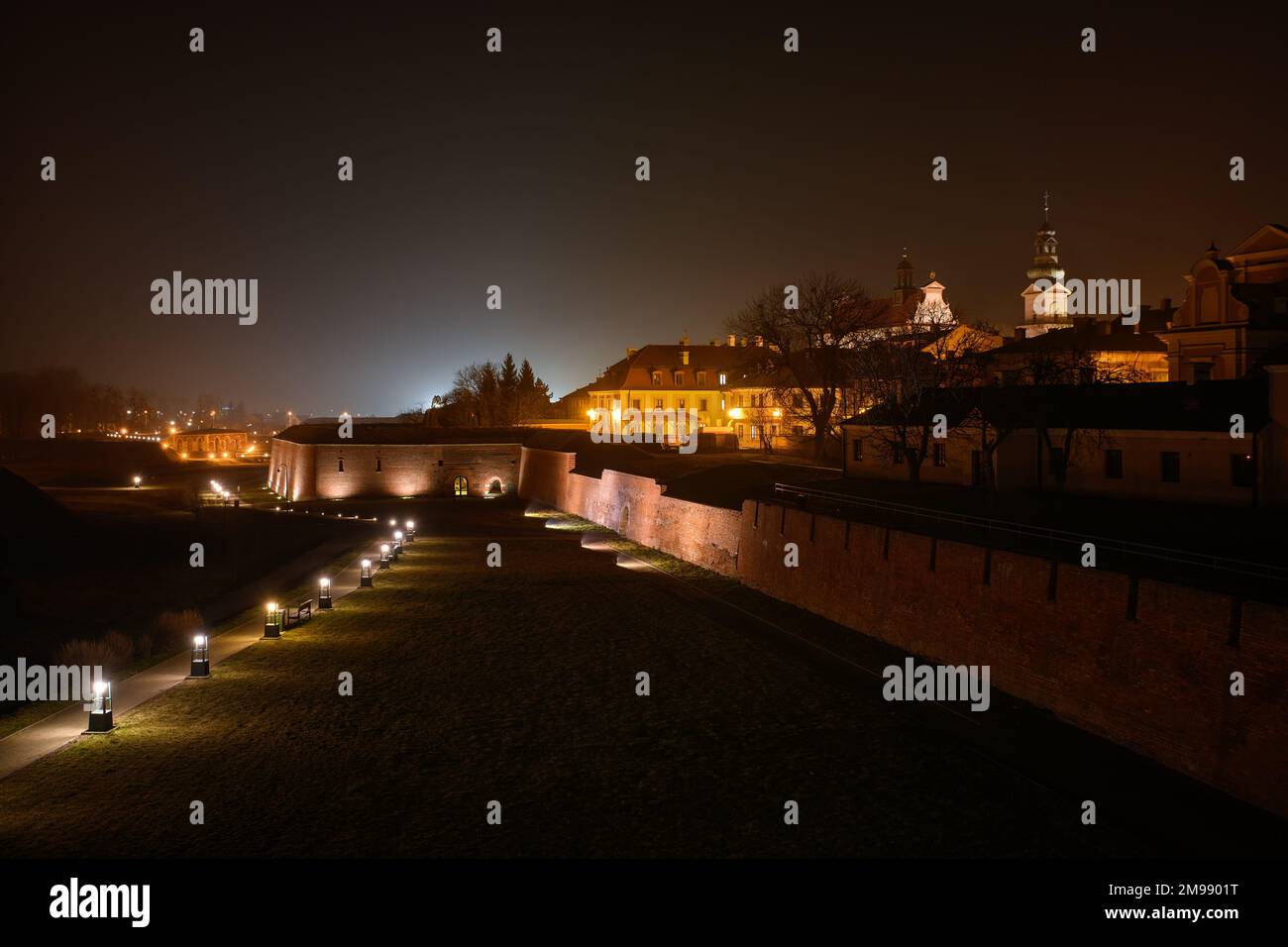 Nachtansicht auf die Befestigungsanlagen der Festung Zamosc (Polen). Es war eine der größten Festungen des polnisch-litauischen Commonwealth Stockfoto