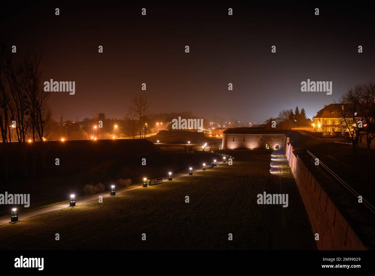 Nachtansicht auf die Befestigungsanlagen der Festung Zamosc (Polen). Es war eine der größten Festungen des polnisch-litauischen Commonwealth Stockfoto