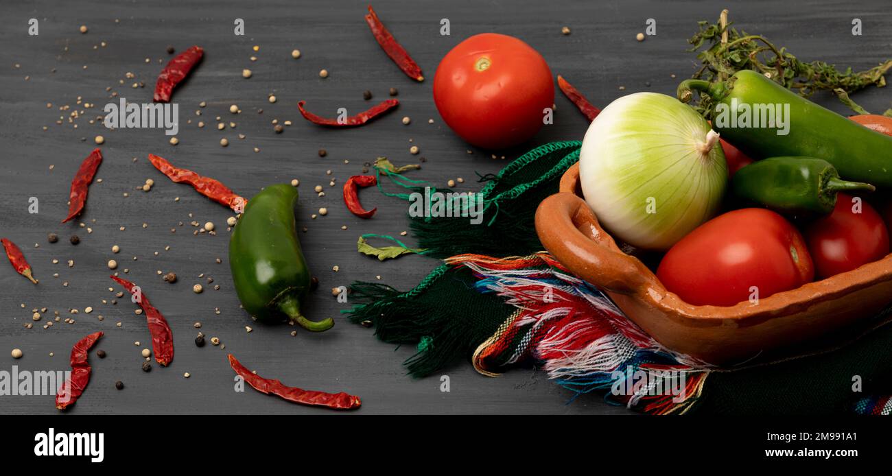 Hintergrund der Zutaten für die Zubereitung einer Soße, wie Tomaten, Zwiebeln und Chili-Paprika Stockfoto