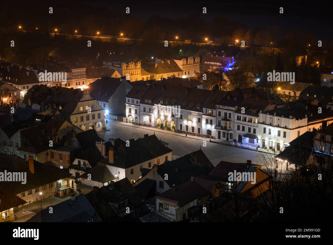 Ein Nachtpanorama von Kazimierz Dolny - eine kleine Stadt am rechten (östlichen) Ufer der Weichsel, eine bedeutende Touristenattraktion. Stockfoto