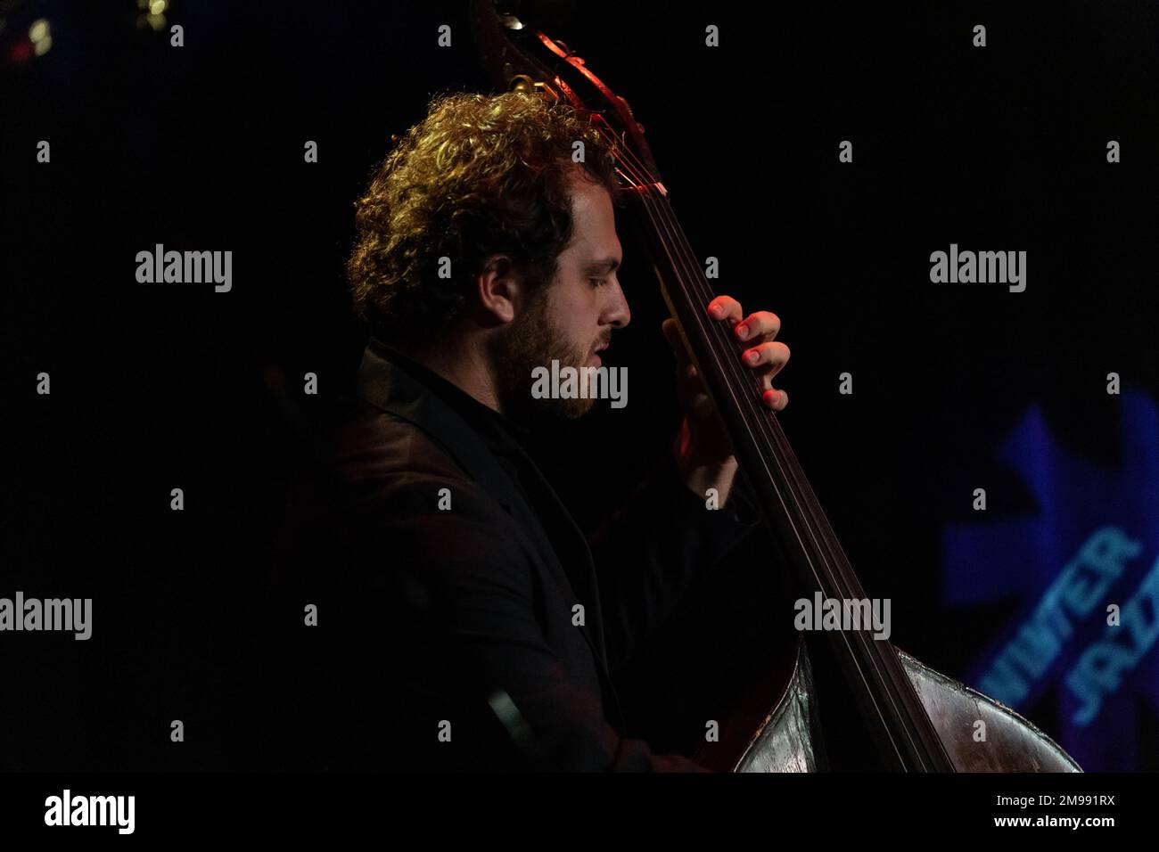 Mikey Migliore, Bass tritt mit Samara Joy während des Winter JazzFest auf, präsentiert von Verve auf der (le) Poisson Rouge in New York am 16. Januar 2023 Stockfoto