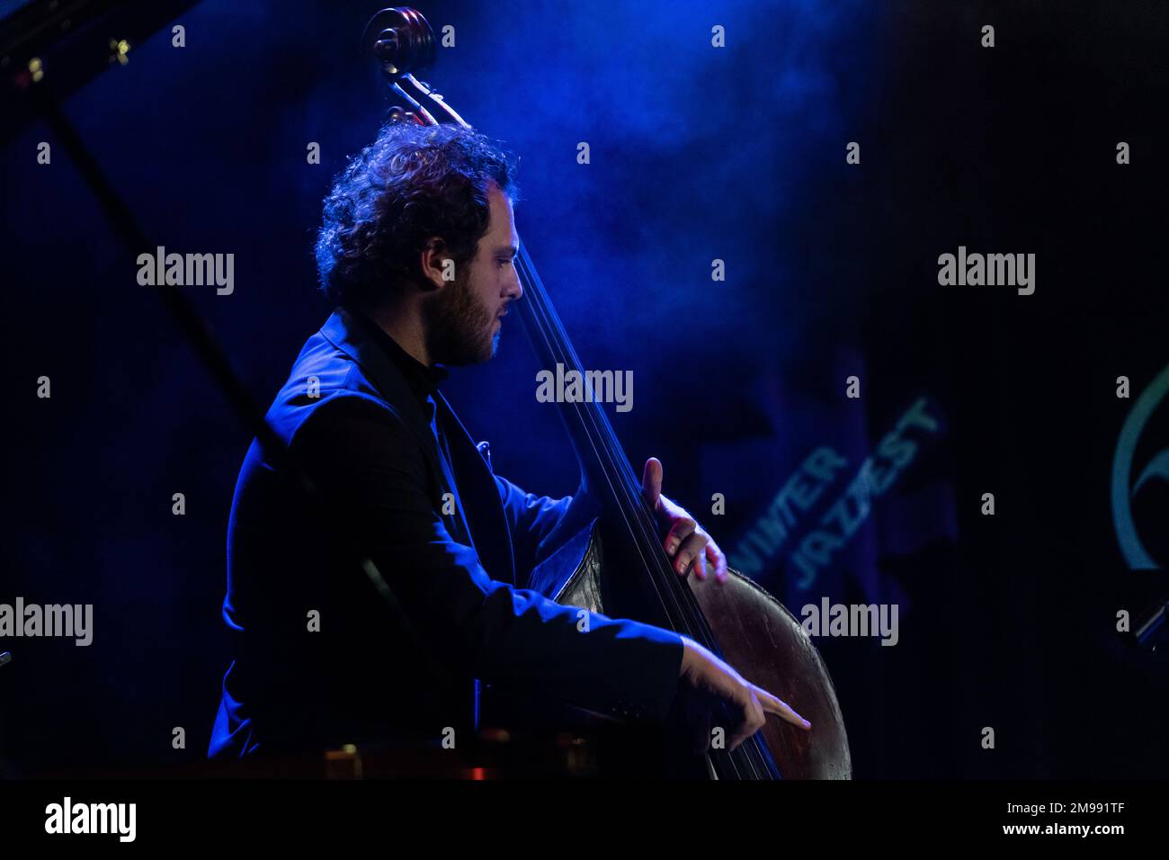 Mikey Migliore, Bass tritt mit Samara Joy während des Winter JazzFest auf, präsentiert von Verve auf der (le) Poisson Rouge in New York am 16. Januar 2023 Stockfoto