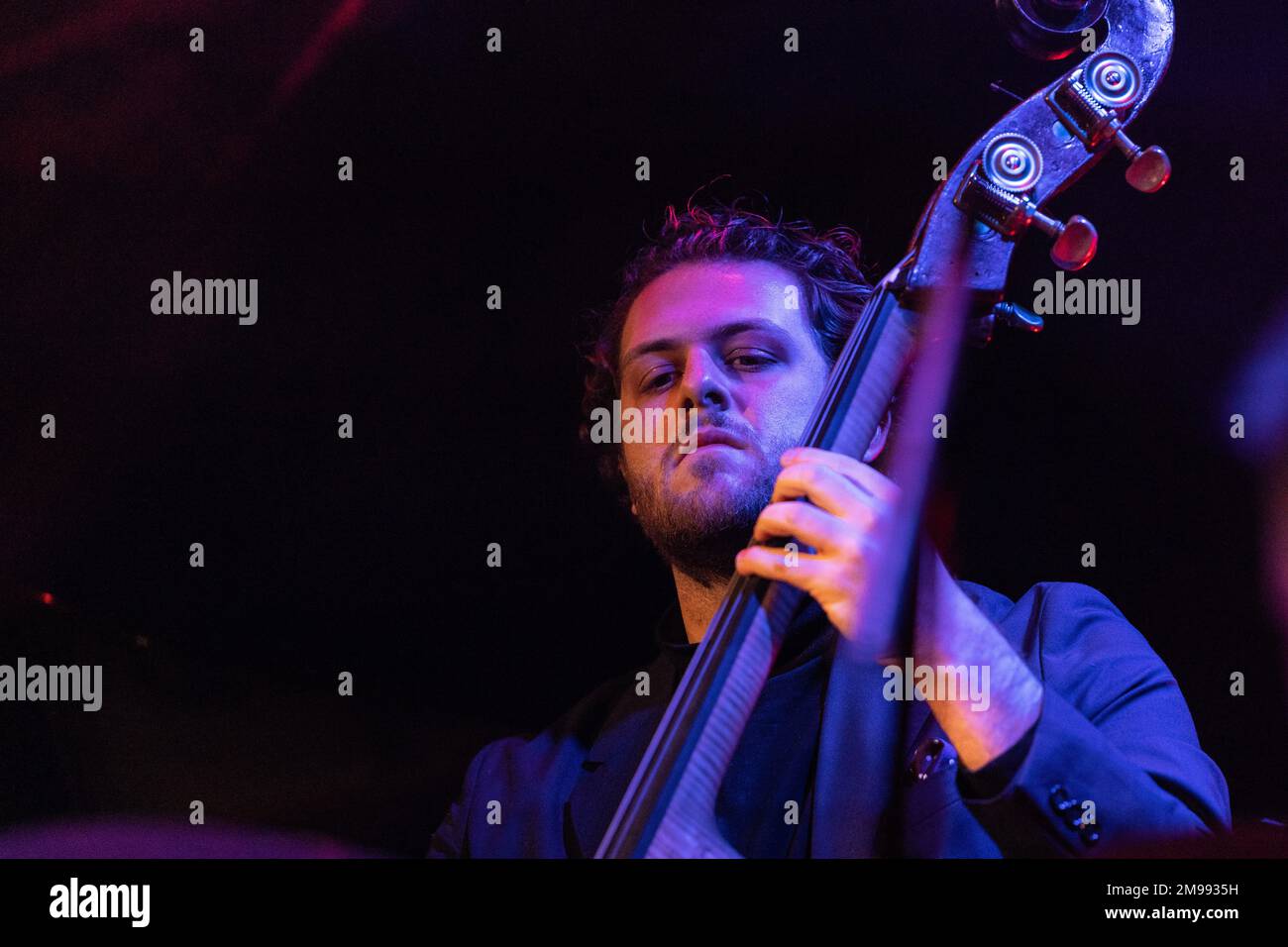 Mikey Migliore, Bass tritt mit Samara Joy während des Winter JazzFest auf, präsentiert von Verve auf der (le) Poisson Rouge in New York am 16. Januar 2023 Stockfoto