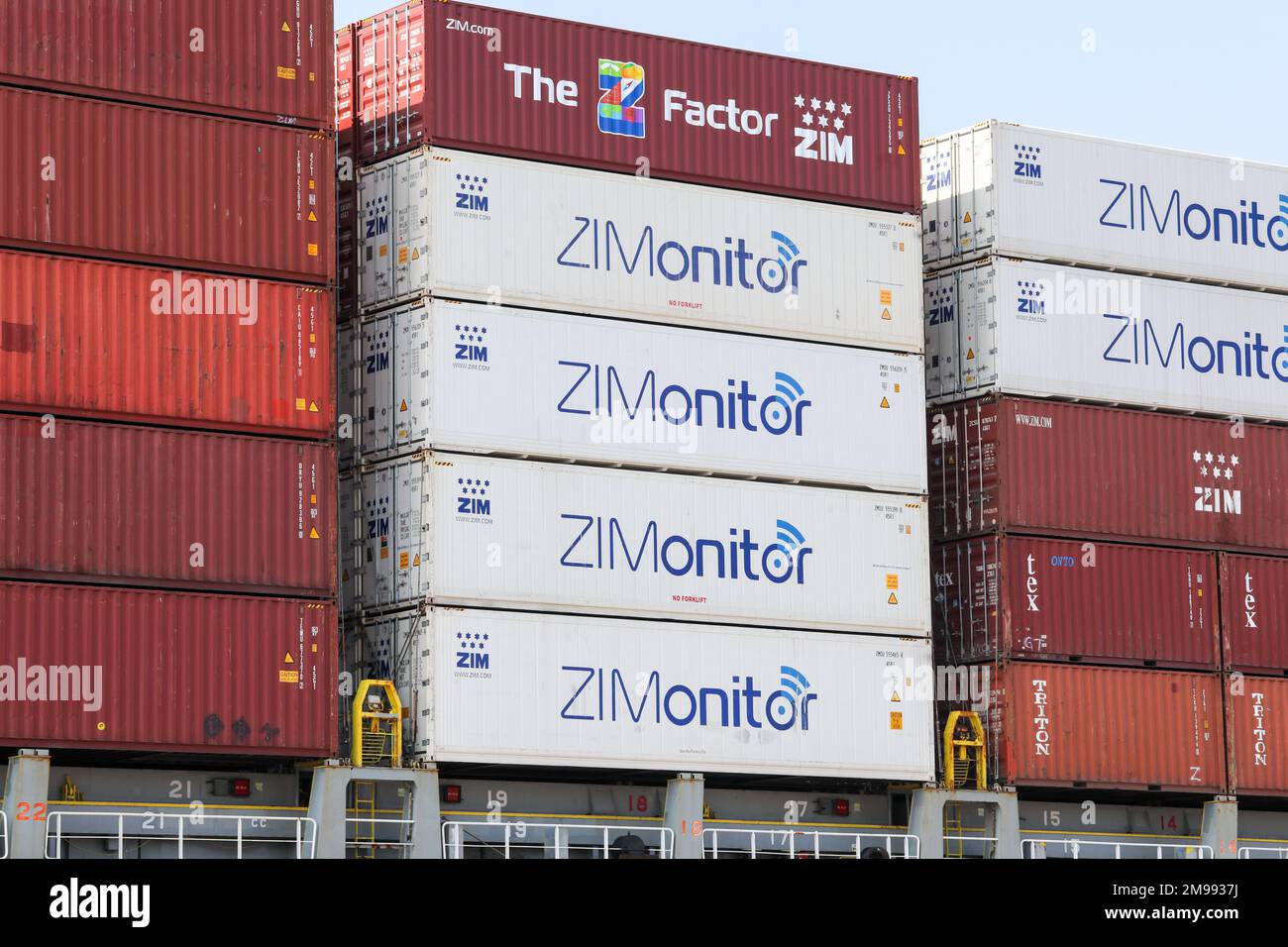 Shipping Port of Haifa, Israel – 25. Oktober 2021: ZIM Shipping Company Logo auf einem Versandcontainer. Stockfoto