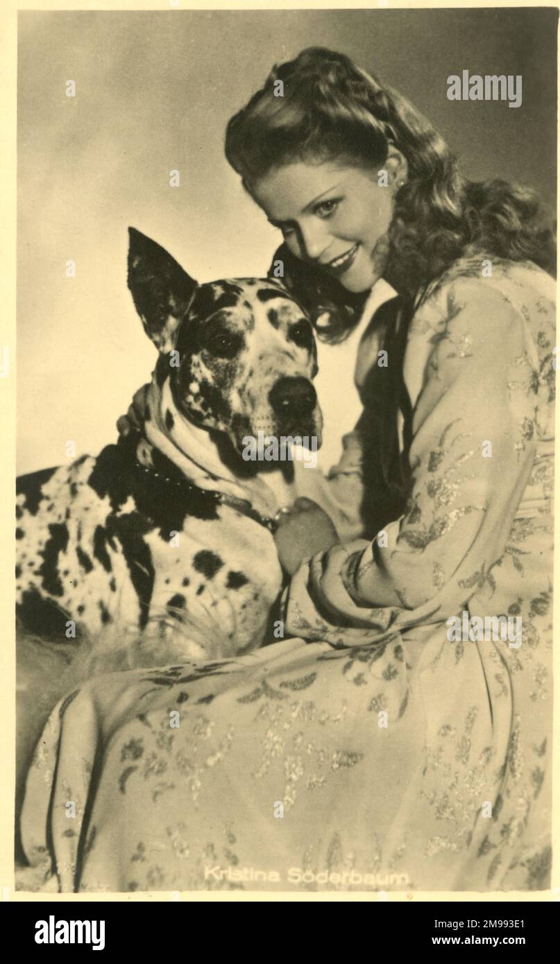 Kristina Soderbaum, schwedisch-deutsche Schauspielerin mit einem Harlekin-Dänen-Hund. Stockfoto