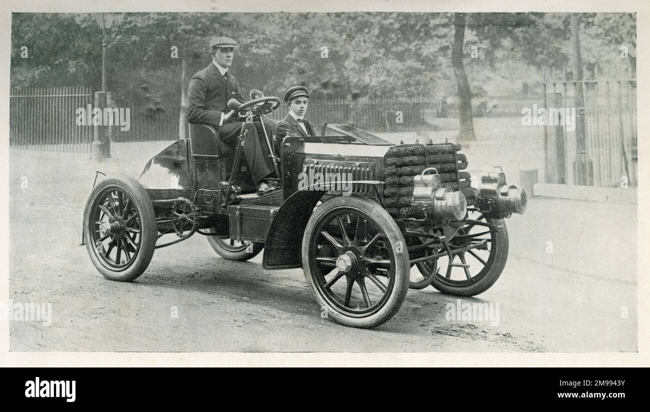 Frühe Autorennen – Charles Jarrott am Steuer eines Panhard mit 40 PS im Paris-Berlin-Rennen 1901. Stockfoto