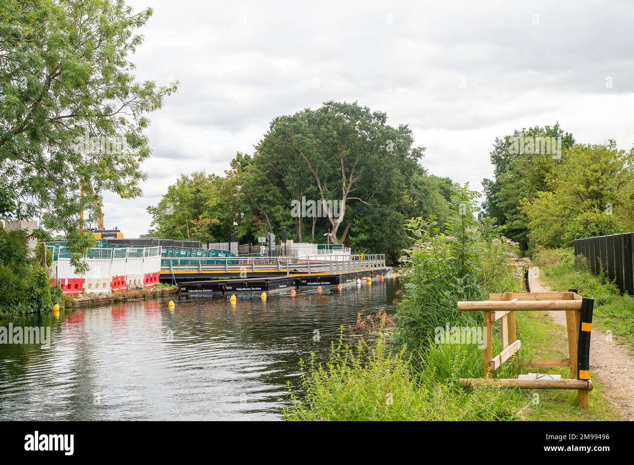 Harefield, London Borough of Hillingdon, Vereinigtes Königreich. 30. Juli 2022. HS2 arbeitet neben dem Grand Union Canal in Harefield. HS2 haben zahlreiche Bäume im Bereich der Hochgeschwindigkeitsbahnverbindung gehackt. Umweltschützer haben Bedenken hinsichtlich der HS2 Werke und der Auswirkungen, die sie auf einige der Trinkwässer in der Gegend haben. Kredit: Maureen McLean/Alamy Stockfoto