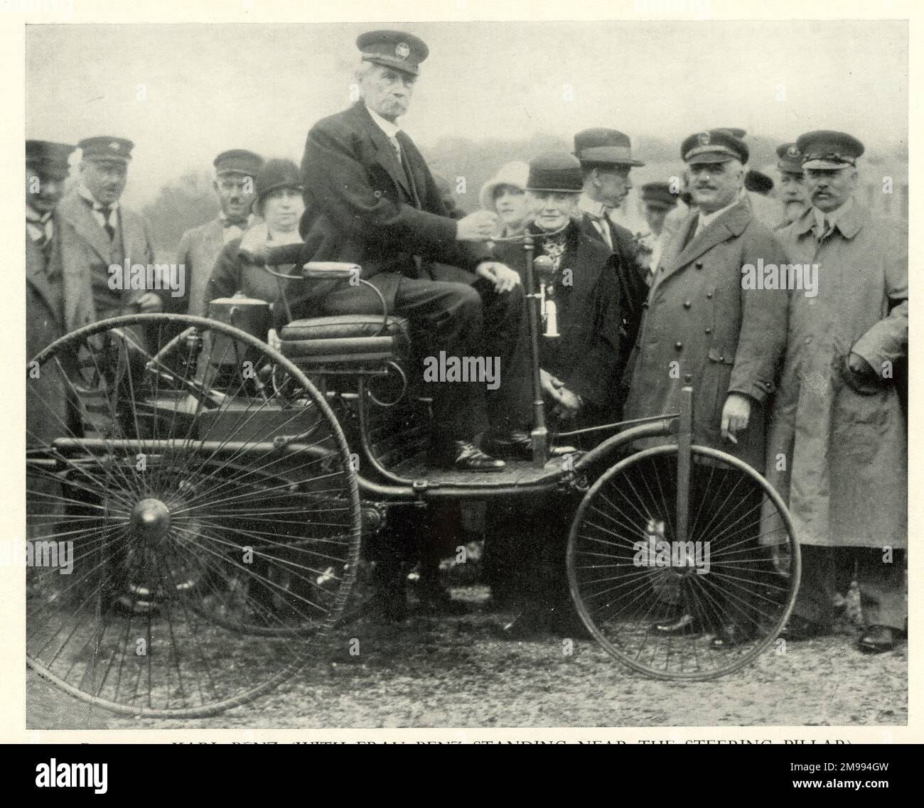 Early Motor Cars - Karl Benz im Jahr 1925, 81 Jahre alt, saß in seinem ersten Auto von 1885, mit seiner Frau in der Nähe der Lenksäule, anlässlich der Rallye der frühen Autos in München am 12. Juli 1925. Stockfoto