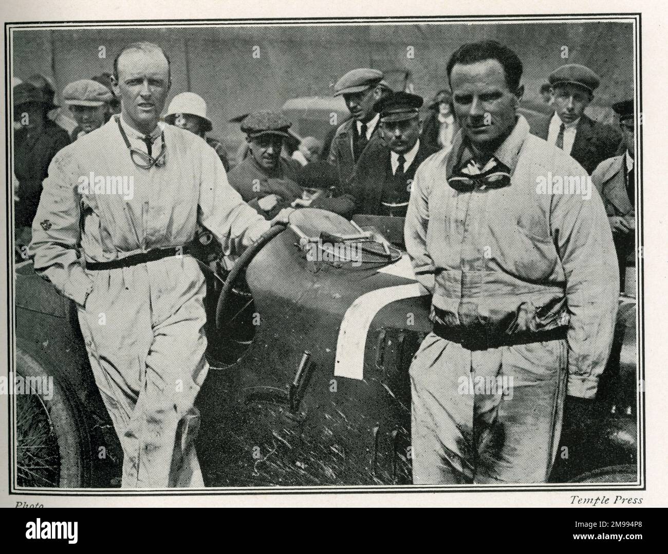 Sir Henry Segrave und sein Mechaniker Paul Dutoit, nachdem er den Großen Preis der Voiturette gewann. Stockfoto