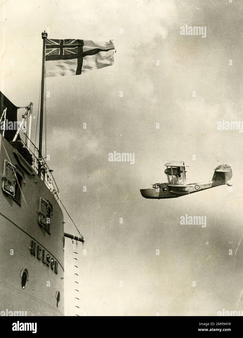 Küstenaufklärungsflugzeug und das Heck des Schlachtschiff Nelson, Januar 1949. Stockfoto