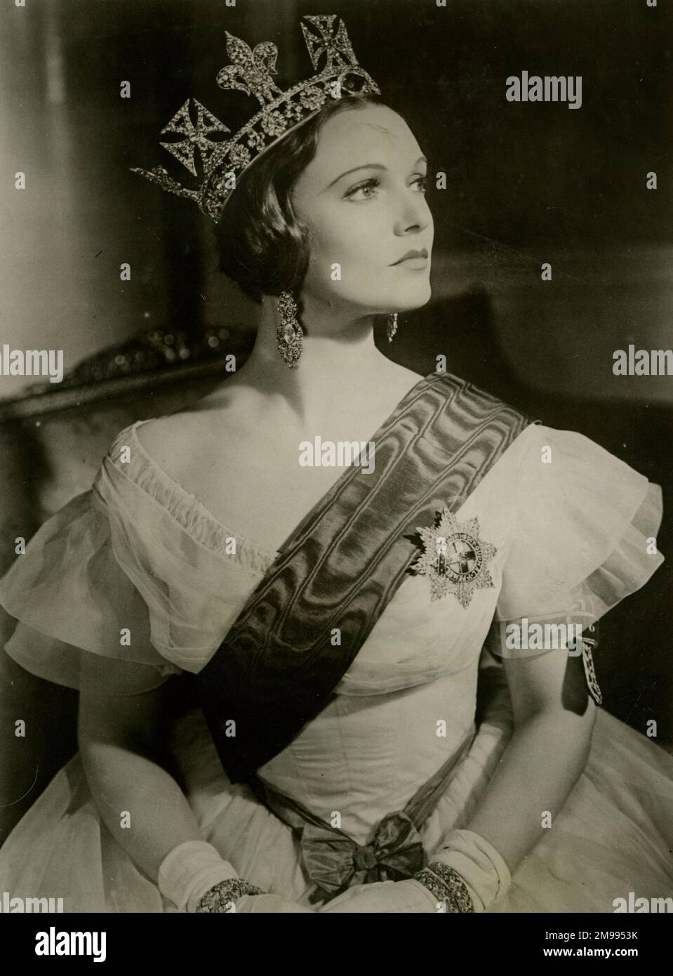 Anna Neagle, Schauspielerin, als Königin Victoria. Sie spielte die Rolle in zwei Filmen, Victoria the Great (1937) und Sixty Glorious Years (1938). Stockfoto