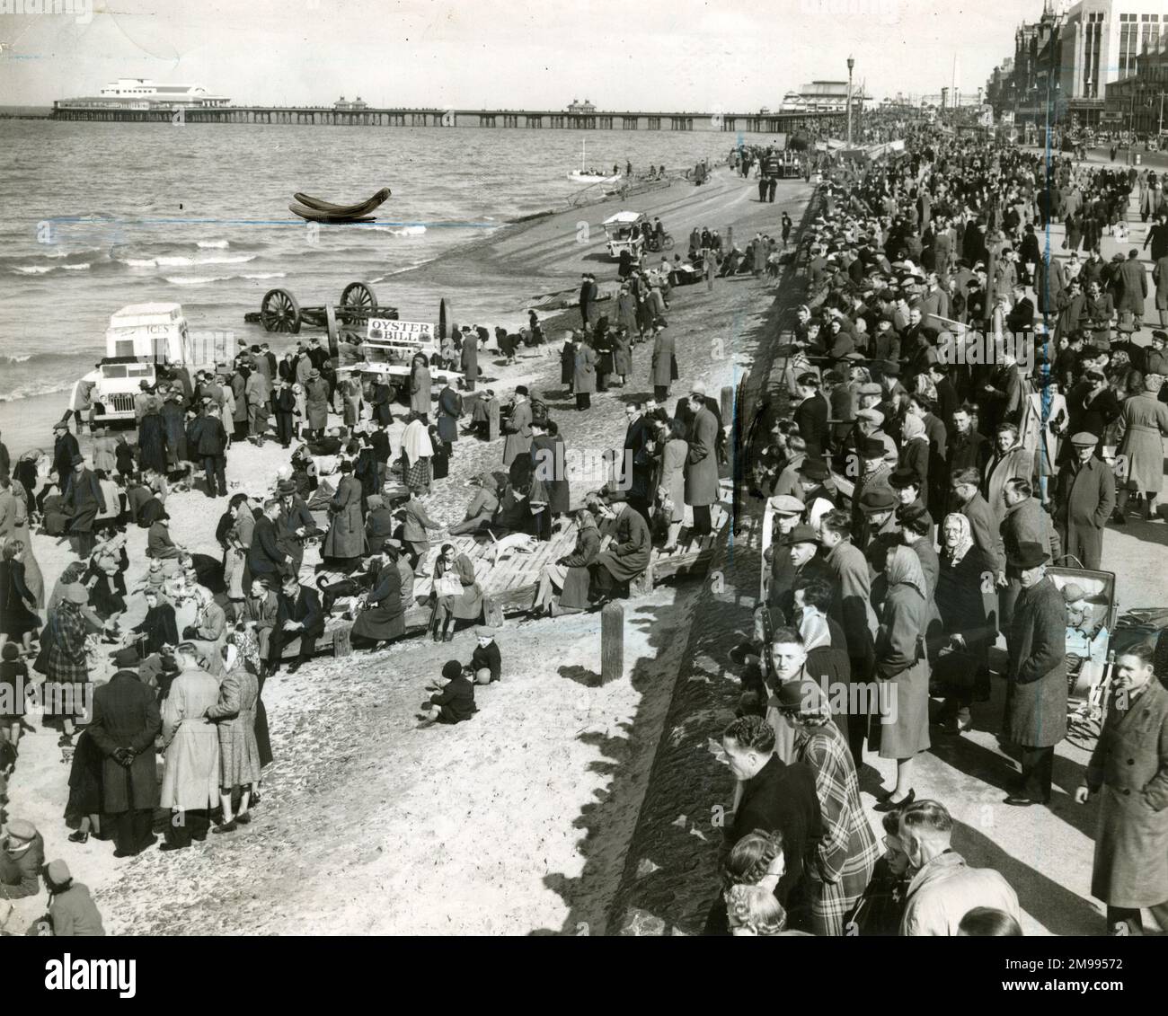 Blackpool Pier und Strand, Ostern 1947. Stockfoto