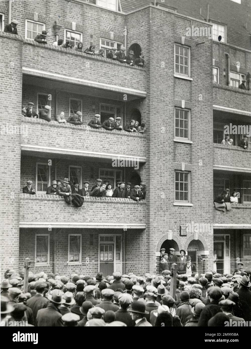 Wohnimmobilienmieter in Peckham, SE London, im November 1931 während der Wirtschaftskrise schlossen sich die Menschen zusammen, um der Zwangsräumung zu widerstehen. Stockfoto