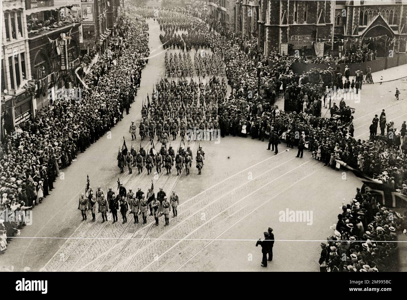 Friedensfeiern - französische Truppen marschieren entlang der Westminster Bridge Road, London, Juli 1919. Stockfoto