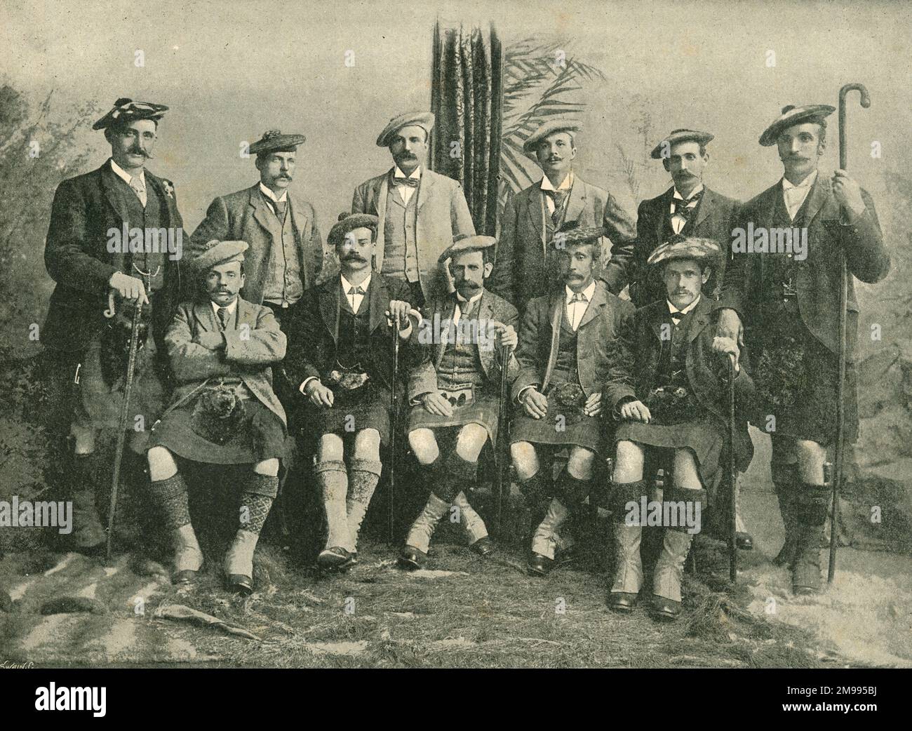 Hall ist nördlich von England Cricket Eleven in Kilts. Stockfoto