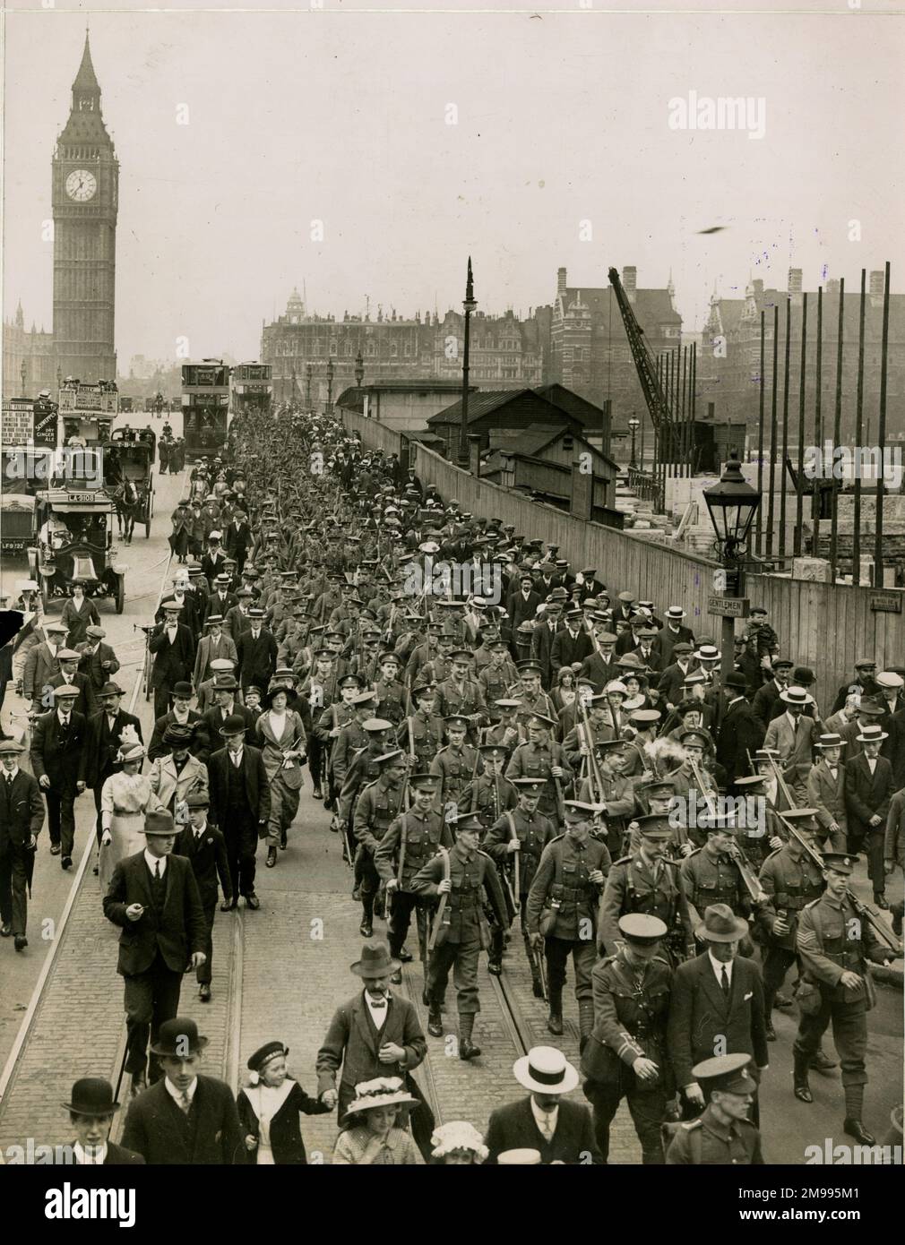 Truppen überqueren die Westminster Bridge, London, zu Beginn des Ersten Weltkriegs am 2. August 1914. Stockfoto