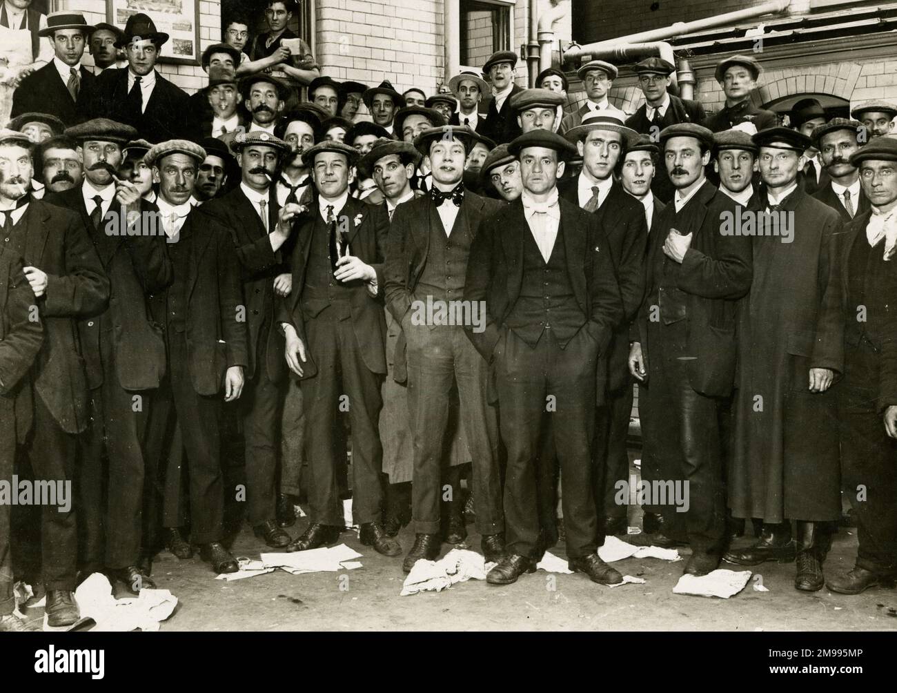 Eine Gruppe von Londoner Motorfahrern, die während des Ersten Weltkriegs in einer Charge eingezogen und nach Avonmouth geschickt wurden. Stockfoto