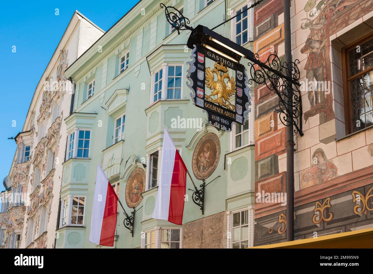 Goldener Adler Innsbruck, Blick auf ein Schild vor dem berühmten Hotel und Restaurant Goldener Adler in der Altstadt von Innsbruck Stockfoto