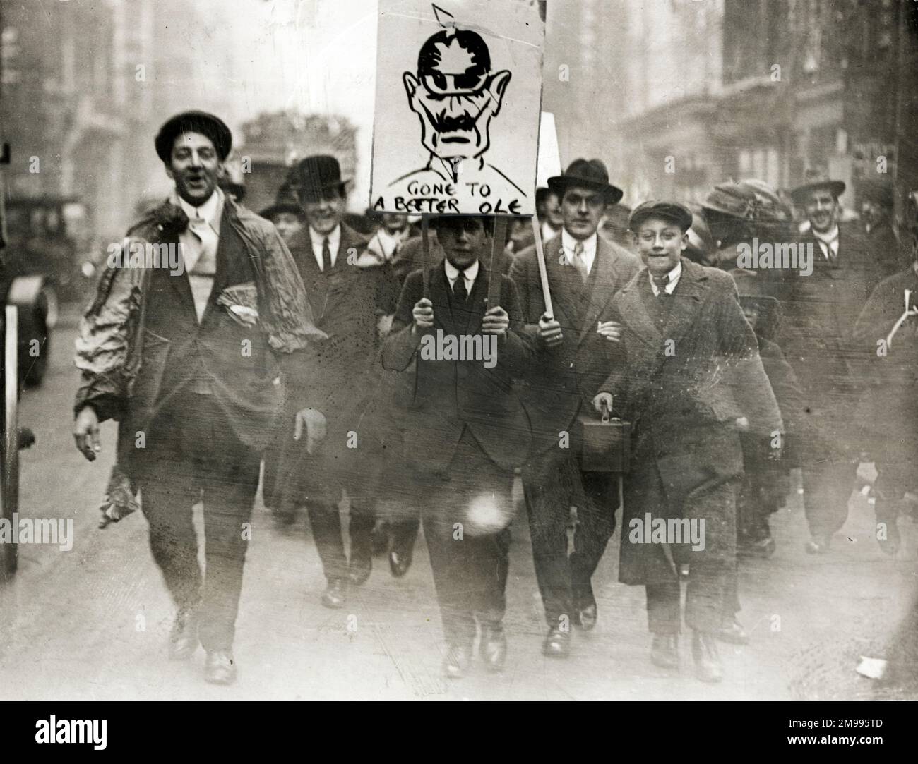 Am 11. November 1918 findet in London eine Armistice-Day-Prozession statt, mit einem Banner von Kaiser Wilhelm, inspiriert von den Cartoons von Bruce Bairnsfather. Stockfoto